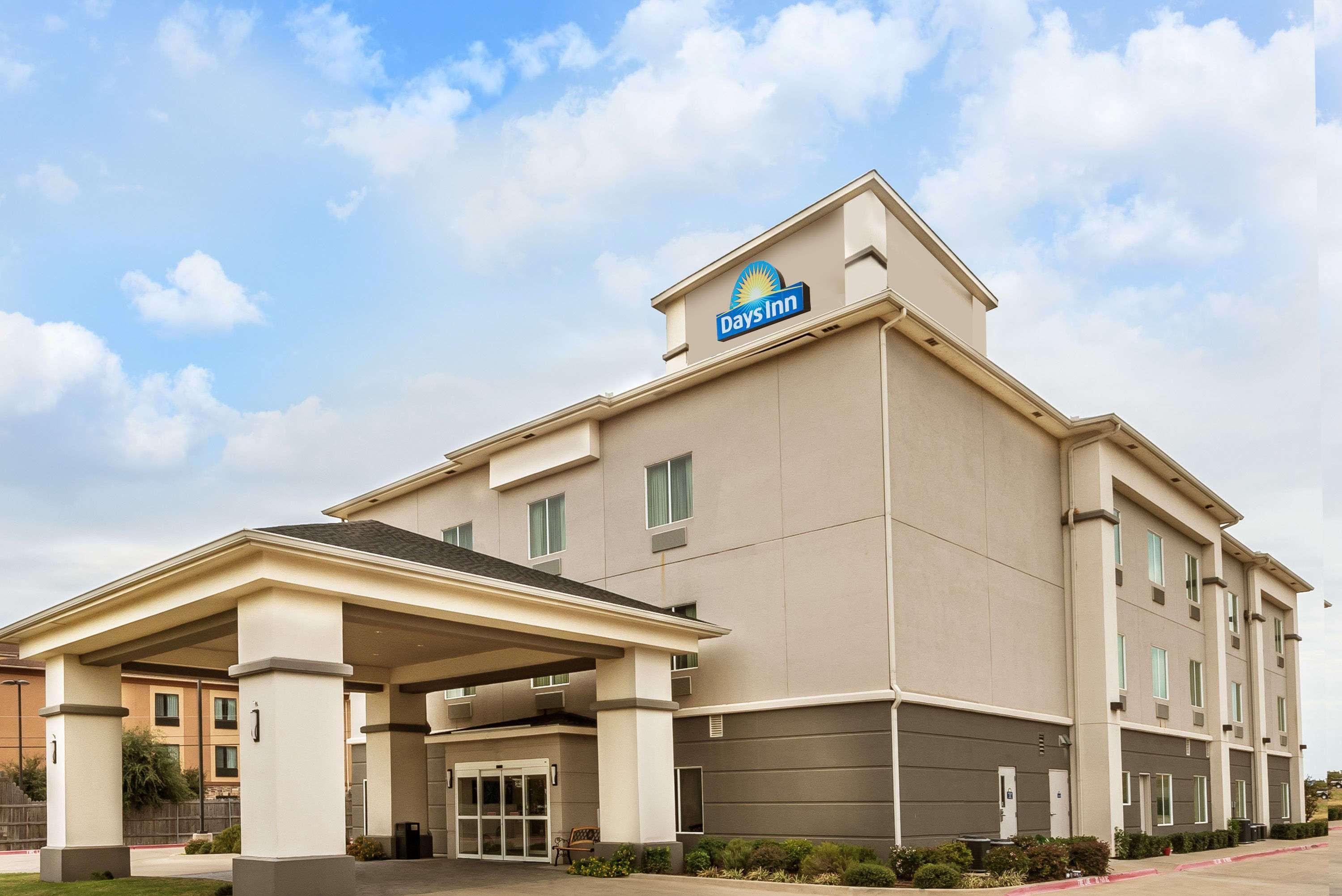 Days Inn & Suites By Wyndham Mineral Wells Екстериор снимка